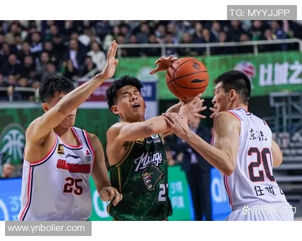 广州与新疆篮球赛激战正酣球迷热情高涨期待精彩对决 广州与新疆篮球赛激战正酣球迷热情高涨期待精彩对决