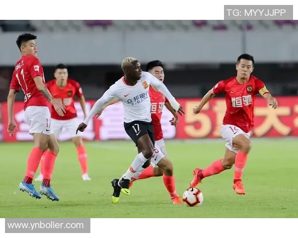 恒大与上港激战正酣精彩瞬间回顾与赛场氛围分享 恒大与上港激战正酣精彩瞬间回顾与赛场氛围分享