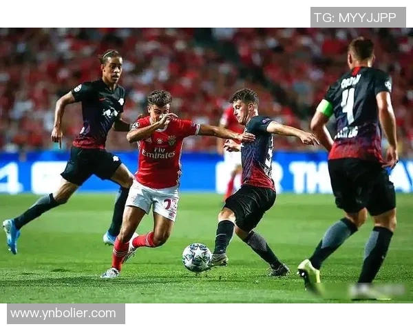 拉格流浪与本菲卡的激烈对决揭示足球战术与团队精神的较量 拉格流浪与本菲卡的激烈对决揭示足球战术与团队精神的较量